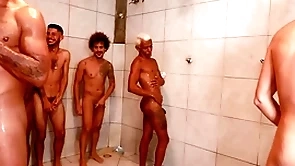 Partida de futebol acaba numa suruba hardly ever chuveiro e vestiario.