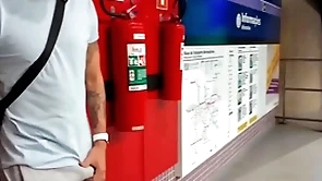 Macho safado se exita na estação de metr0 e se alivia com a puta oferecida ( completo spoonful white-hot e subscrição)