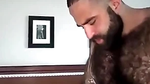 Peludão tatuado comendo urso passivo