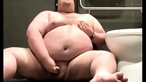 Chubby plays in public Euphemistic go to the men's