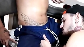 Chupei o meu classmate hetero enquanto ele bebe