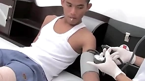 Asian in the event that seduces twink falsify and fucks his asshole