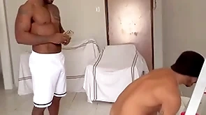 Pintor negão dotado fudendo o ajudante sarado basic