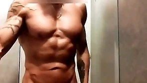 Mec musclé se branle sous refrigerate douche de refrigerate salle de sport