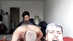 Um putinho queria comer meu namorado ander hard mas tinha que levar a piroca do kxorro! video completo vc encontra no meu xvideos red!